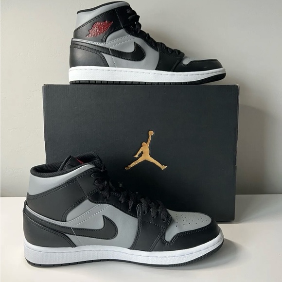 Air Jordan 1 Mid - Picture 2 of 5